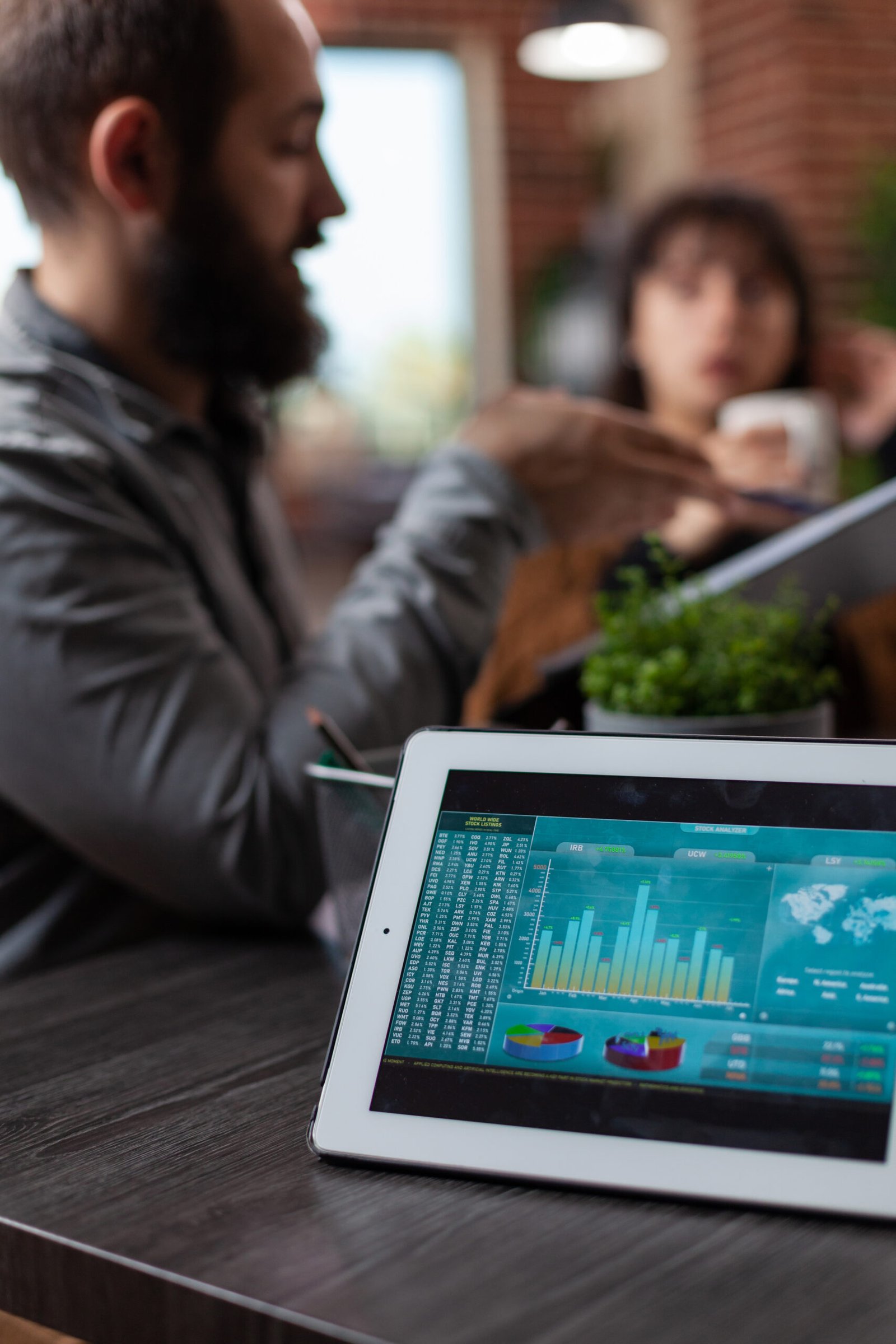 Analyse de donnees scaled Les Essentiels du Numérique : Formations Revit, Power-BI & Midjourney Tablet computer with company statistics on screen